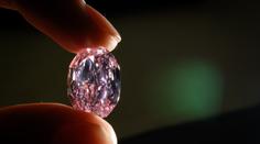 V Ženevě vydražili vzácný růžový diamant. Jeho cena vás omráčí