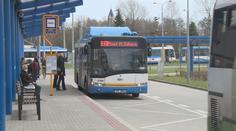 Útočník bezdůvodně začal mlátit kolemjdoucího, napadení zachytila kamera