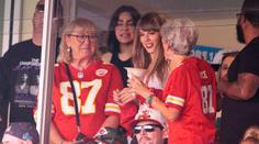 Taylor Swift opravdu randí s hvězdou NFL. Na zápase byla s její maminkou