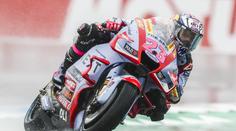 Jako na klouzačce. Jezdce MotoGP postihl v deštivém Assenu kuriózní pád