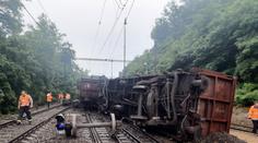 U Kralup vykolejil vlak. Hlavní trať do Německa bude zřejmě stát celý den