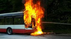 Autobus s 20 cestujícími začal za jízdy hořet! Řidič hasil a odnesl to