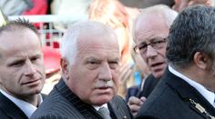 Klaus udělil milost svým bodyguardům, kteří selhali při střelbě v Chrastavě