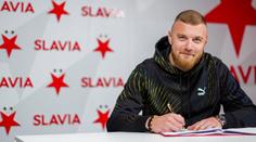 Je to oficiální. Slavia podepsala brankáře Staňka. Opačným směrem jdou dva hráči