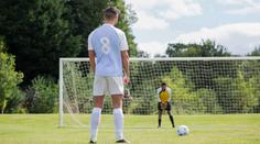 Nejhorší penalta v historii. Fotbalista chtěl být jako Panenka, ale totálně selhal