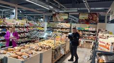 V supermarketu v Praze našli mezi rohlíky krabičku. Byly v ní stovky tisíc korun