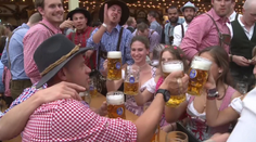 Návštěvníci Oktoberfestu lidem močí na domy. Mnichov chystá pokuty