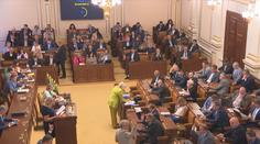 Poslanci projednali zvýšení platů politiků i soudců. Schválili i odklad digitalizace