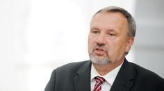 Poslanec KSČM Kováčik je s těžkým úrazem v nemocnici. Spadl ze střechy
