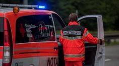 Policie řekla, jak je na tom dívka po úderu blesku, která spadla pod auto