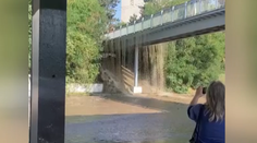 VIDEO: Pražský Kačerov se změnil v aquapark. Z mostu tryská voda, zaplavila silnici