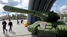 Takhle Rusové matou nepřítele: Pořídili si nafukovací armádu!