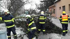Kvůli vichru lidé prchali z postelí, mrazivé rekordy hlásí 49 stanic