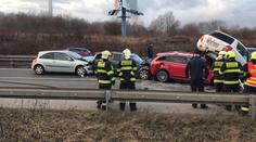 Velká nehoda v Praze! 10 aut se srazilo na Štěrboholské spojce