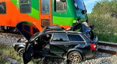 Na přejezdu na jihu Čech vlak zdemoloval auto. Na místo letěl záchranářský vrtulník