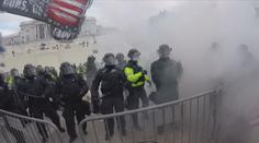 Američan, který v lednu vnikl do Kapitolu, si má odsedět téměř 3,5 roku