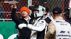 Brad Pitt omdlel na závodech F1 ve Vegas. Za půl roku to uvidíte v kině