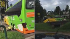 Dálkový autobus uvázl na vlakovém přejezdu. Cestující museli evakuovat