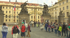 Část Pražského hradu se uzavře. Turisté přijdou o střídání stráží