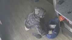 Kamery zachytily zloděje, kterému při loupeži padaly kalhoty. Hledá ho policie