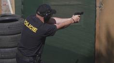 Čeští policisté tasí zbraň tisíckrát za rok. Počet těchto zásahů neklesá