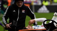 Fotbalista Lyonu omdlel během zápasu, fanoušci jen zděšeně koukali