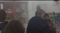 Bezdomovec zdemoloval supermarket. Před příjezdem policie se stačil oholit. Podívejte se