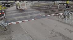 Řidič ignoroval světla na přejezdu, málem ho smetl rychlík! VIDEO