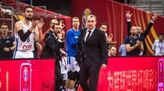 Snad čeští fanoušci vypijí hodně piv, přeje si trenér basketbalistů