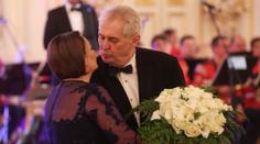 Prezident Zeman tančil i zpíval! Na ples zamířil premiér a ministři