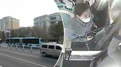 VIDEO: Řidič zachránil plný autobus před katastrofou. Potom omdlel