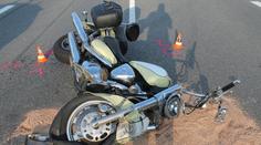 Motorkář se na D1 srazil s bagrem. Zemřel na místě