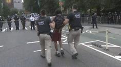 Influencer  rozdávat na akci herní konzole. Newyorští policisté zadrželi desítky lidí