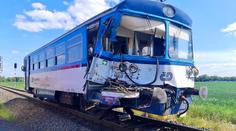 U Olomouce se srazil vlak s náklaďákem. Strojvedoucího odvezli záchranáři