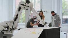 Robot v důchodu obnovuje tradiční ruské ornamentální vzory