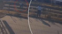 Žena spadla do kolejiště, nemohla se hnout! Policista pro ni skočil