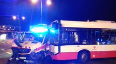 Do sanitky s pacientem narazil autobus, nikdo se nezranil
