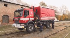 Auto nebo lokomotiva? Hasičský speciál zvládá silnici i koleje