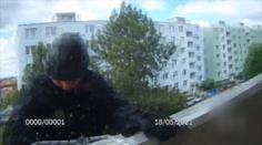 Můžeme od vás slanit? Strážníci ukázali náročnou záchranu seniorky 