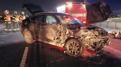 Na D5 u Hořovic se srazila dvě auta, řidiče probudila až policie. VIDEO