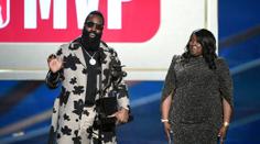 Harden se dočkal! Pro trofej NBA přišel s mámou a v bláznivém saku