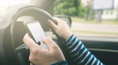Pokuty za telefon za volantem jsou prý moc nízké, výrazně vzrostou