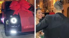 Překvapený Ronaldo, na ulici ho přepadli kámoši i s luxusním dárkem