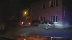 Muž prchal před policií s ženou a dítětem v autě. Pak utekl na střechu domu