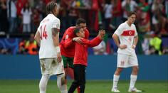 Chudák Ronaldo. Fanoušci ho dohnali i během zápasu, chtěli selfie na hřišti