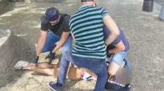 VIDEO z drsného zásahu: Zloděj rozbil oběti brýle, takhle ho složili