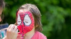 Chlapec (8) se chtěl stát superhrdinou. Kousnutí pavoukem ho málem stálo život