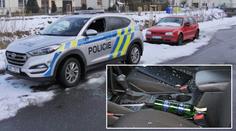 Mladík zaútočil na auto lahví alkoholu. Střepy pořezaly policistu