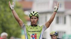 Jak dostat kolo na střechu auta? Sagan předvedl parádní kousek