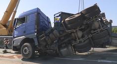 Kamion s nadměrným nákladem se převrátil u Otrokovic, doprava stála